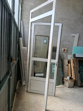 Puerta de entrada de aluminio blanco