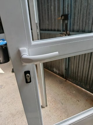 Puerta de entrada de aluminio blanco