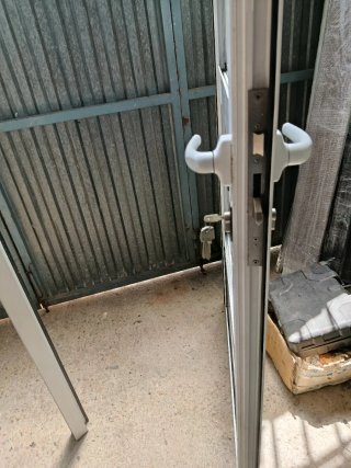 Puerta de entrada de aluminio blanco