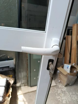 Puerta de entrada de aluminio blanco