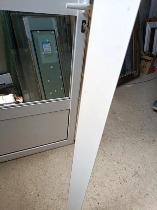Puerta de entrada de aluminio blanco