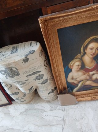 Manichino decorativo con stampe antiche