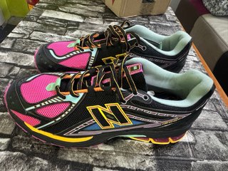 Zapatillas New Balance Negras y Rosas