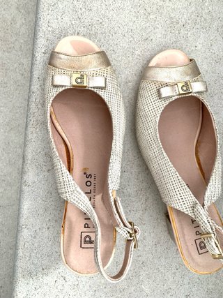 Zapatos Pitillos Beige y Dorado Talla 38