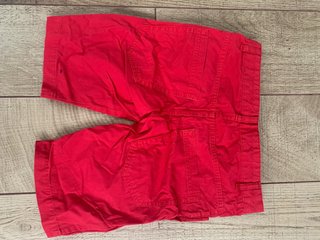 Bermudas rojas niño