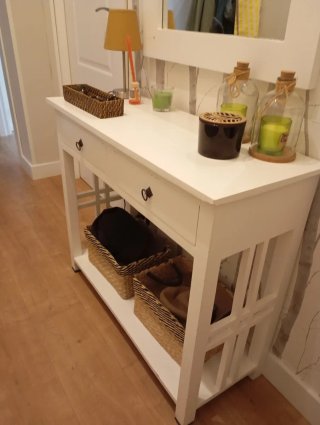Mueble recibidor blanco con espejo