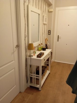 Mueble recibidor blanco con espejo