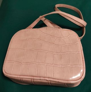 Bolso rosa Stradivarius efecto piel cocodrilo