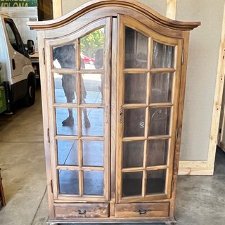 Vitrina de madera y cristal