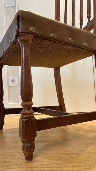 Silla Clásica Madera y Cuero Marrón.