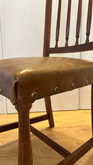 Silla Clásica Madera y Cuero Marrón.