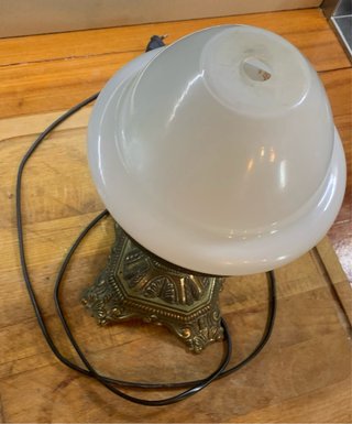Lampada vintage ottone e vetro opalino