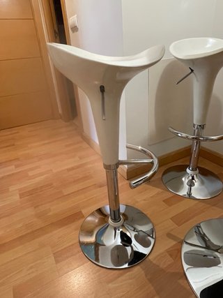 Mesa alta diseño con 3 taburetes regulables