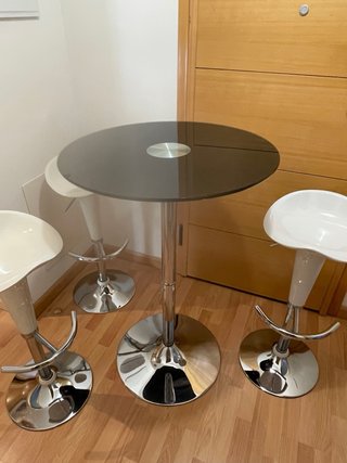 Mesa alta diseño con 3 taburetes regulables