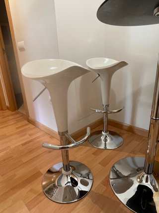 Mesa alta diseño con 3 taburetes regulables