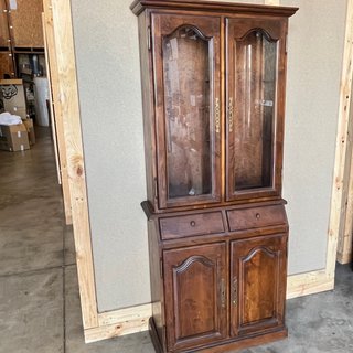 Vitrina de madera con puertas de cristal