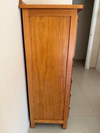 Cómoda de madera con cajones