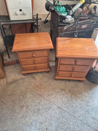 Mesita de noche de madera