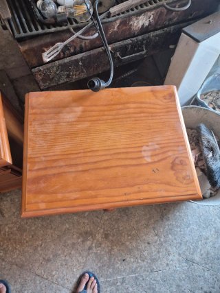 Mesita de noche de madera