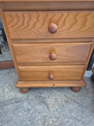 Mesita de noche de madera