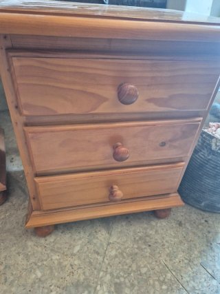 Mesita de noche de madera