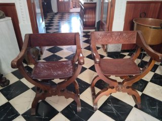 Sillas antiguas piel y madera tallada