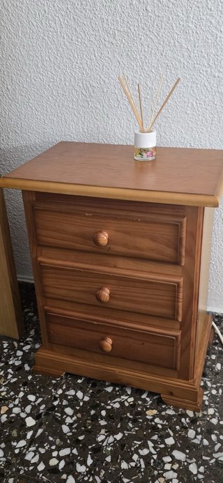 Mesita de noche de madera