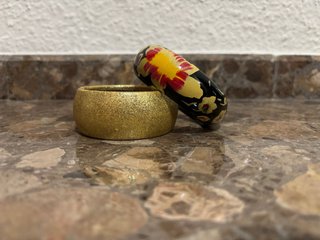 2 Pulseras Rígidas Doradas y Multicolor