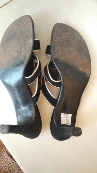 Mules de piel Woodland negras