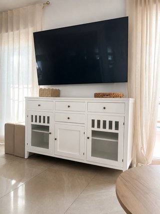 Aparador blanco salón con puertas de cristal