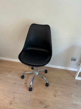 Silla de escritorio negra con base cromada