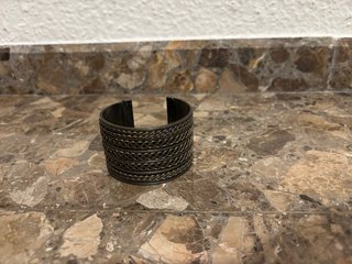 Pulsera Rígida Plateada Diseño Trenzado