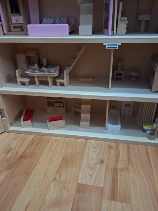 Casita de madera para muñecas