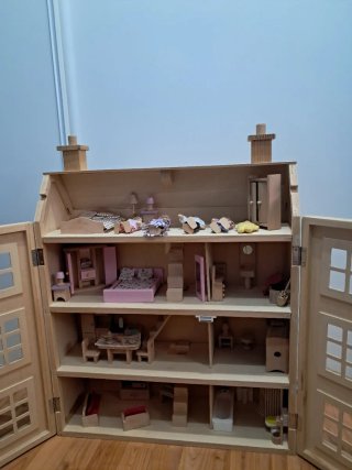 Casita de madera para muñecas