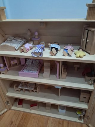 Casita de madera para muñecas