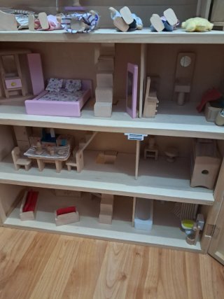 Casita de madera para muñecas