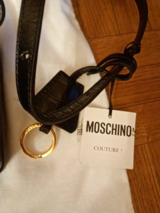 Borsa Moschino nera con logo oro