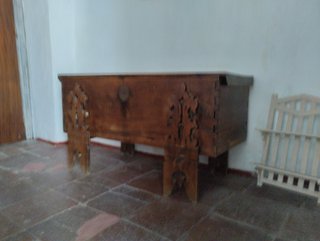 Arcón antiguo de madera con soportes de lira