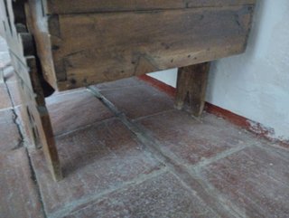 Arcón antiguo de madera con soportes de lira