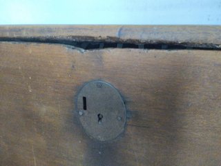 Arcón antiguo de madera con soportes de lira