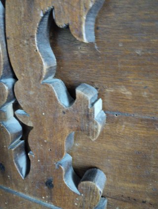 Arcón antiguo de madera con soportes de lira