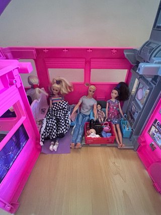 Caravana Barbie y Armario Rosa