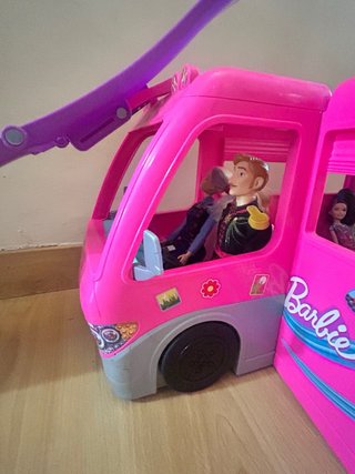 Caravana Barbie y Armario Rosa