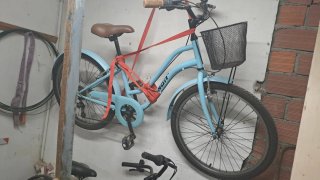 Bicicleta niña azul con cesta