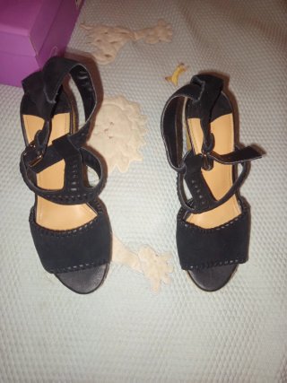Sandalias cuña Stradivarius negras talla 36.5