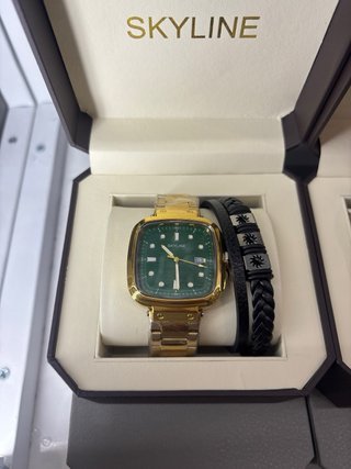 Reloj Skyline Dorado y Pulsera Negra