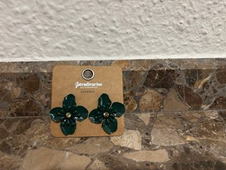 Pendientes Stradivarius flor verde metal