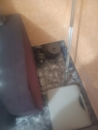 Banco de gimnasio con barras y pesas
