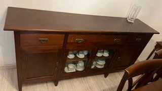 Lote aparador, vitrina y mesa con sillas