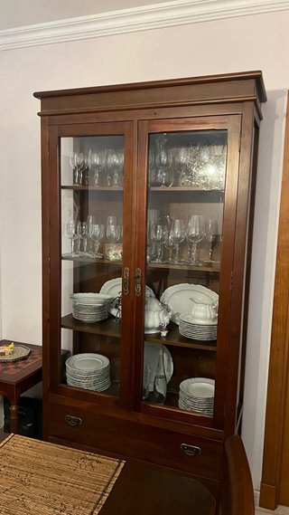 Lote aparador, vitrina y mesa con sillas